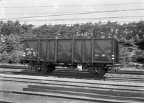 167494 Afbeelding van kolenwagen nr. NS 64800 (type GTMW (serie 63701-66540) van de N.S. op het emplacement te Maarn.